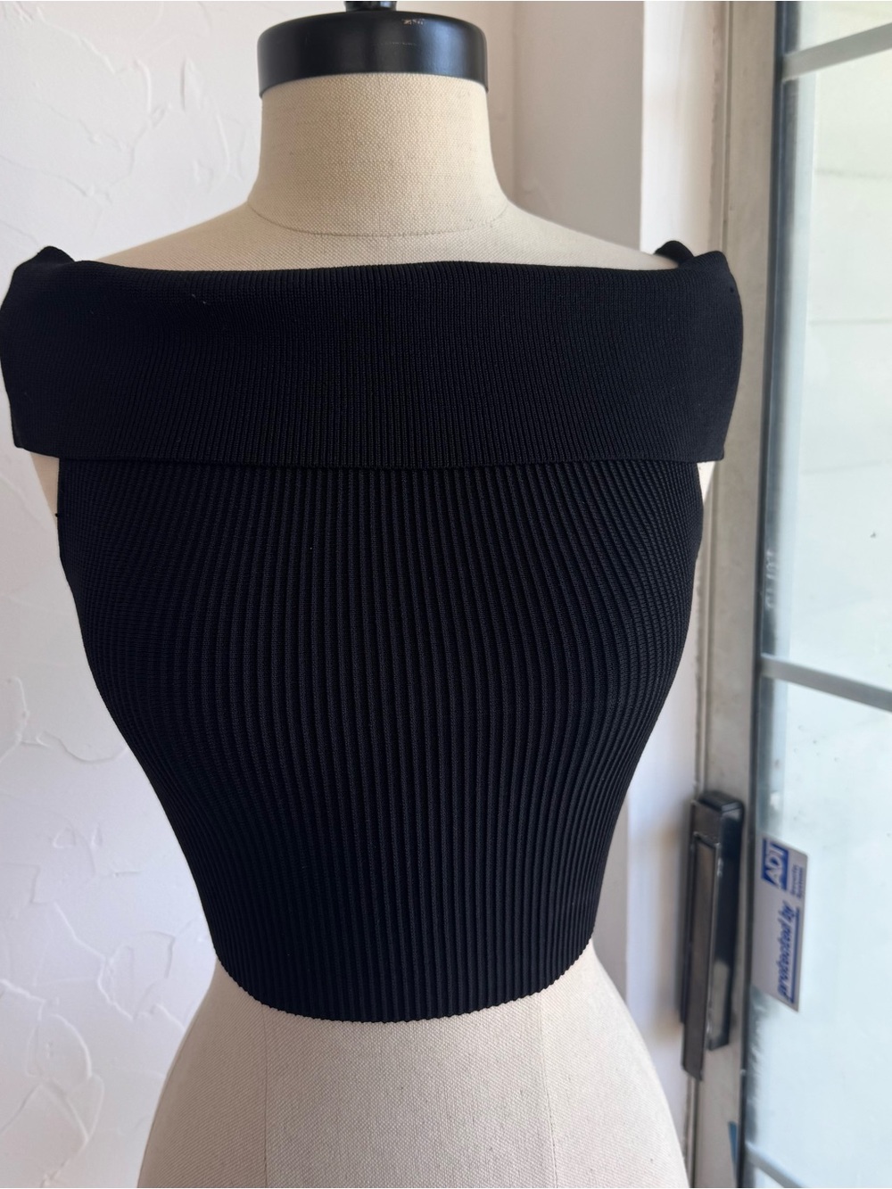 Babaton Black Off-Shoulder Ribbed Crop Top